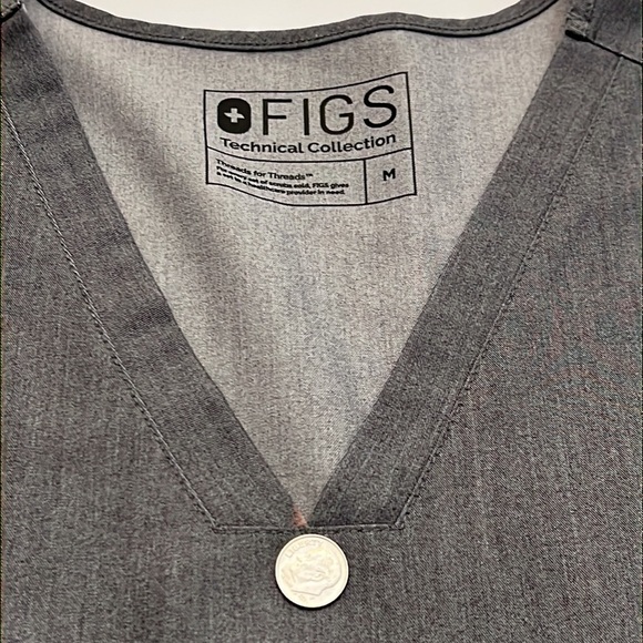 FIGS technical collection gray shirt sleeve size M ** has small imperfection ** - Picture 11 of 11